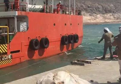 باخرة المساعدات الإماراتية ترسو بميناء سقطرى (صور)