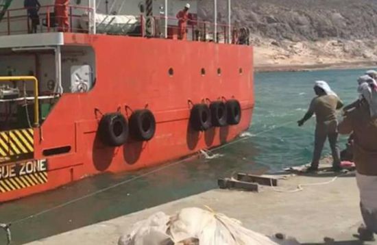 باخرة المساعدات الإماراتية ترسو بميناء سقطرى (صور)
