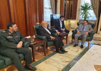 صحفي يوجه سؤالا محرجا للسفير الإيراني بالعراق