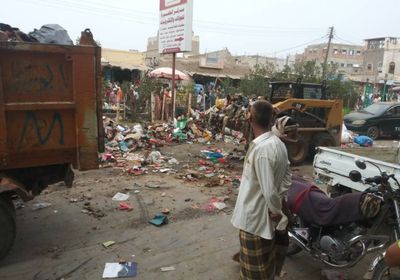 بإشراف "الانتقالي".. تواصل أعمال رفع مخلفات الحوطة (صور)