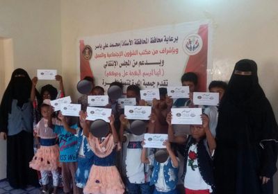 "انتقالي المهرة" يوزع كسوة للأيتام في سيحوت والمسيلة (صور)