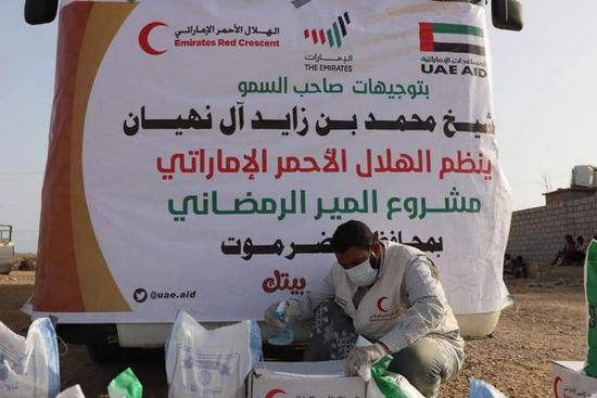 الهلال الإماراتي يوزع 1000 سلة غذائية على أهالي الديس الشرقية (صور)