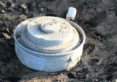 "عكاظ": الحوثيون احترفوا انتهاك القوانين الدولية