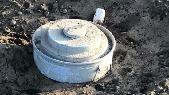 "عكاظ": الحوثيون احترفوا انتهاك القوانين الدولية