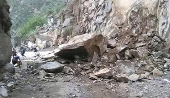 الانهيارات الصخرية تقطع طريق "تعز - عدن"