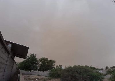 عاصفة رملية في طريقها إلى عدن (صور)