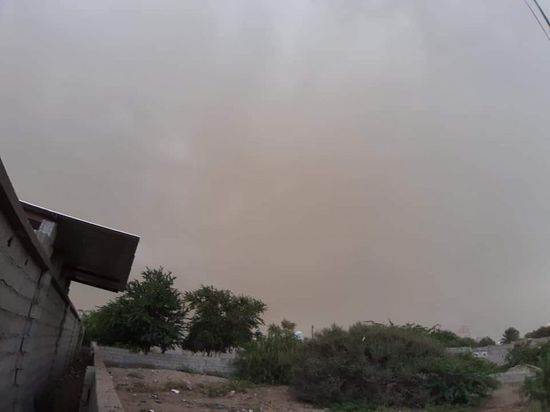 عاصفة رملية في طريقها إلى عدن (صور)