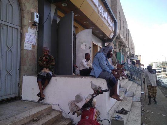 بعد 5 شهور.. الشرعية تصرف راتب شهر لأمن لحج