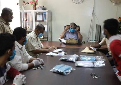 "ابن خلدون" يتلقى 2000 كمامة بحوطة لحج