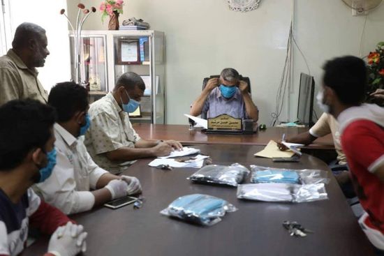 "ابن خلدون" يتلقى 2000 كمامة بحوطة لحج