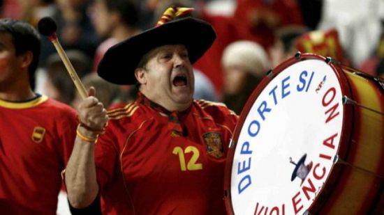 أزمة كورونا تؤثر على «مانولو» أشهر مشجعي منتخب إسبانيا