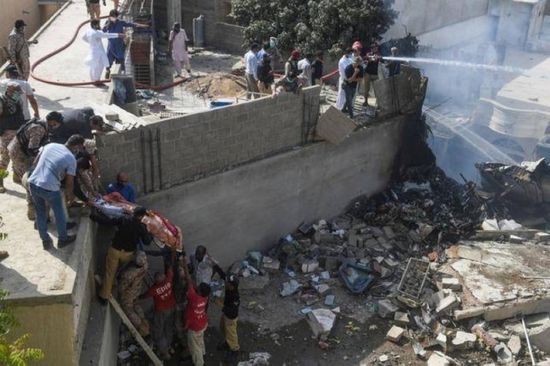 انتشال 40 جثة حتى الآن من طائرة الركاب الباكستانية المحطمة