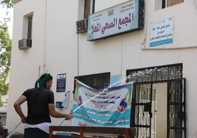 حملة رش وتعقيم بشوارع عدن (صور)