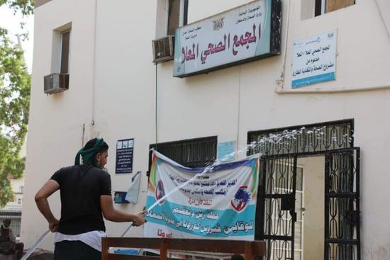 حملة رش وتعقيم بشوارع عدن (صور)
