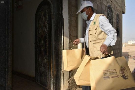 "سلمان للإغاثة" يوزع كسوة العيد على 600 يتيم