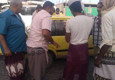 بدون مكابح.. حافلة تدهس شابا في الحوطة