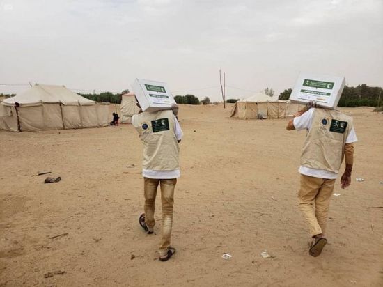 مركز الملك سلمان يوزع 3 آلاف كرتون تمور بالجوف