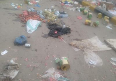 عمال النظافة يحتجون بإلقاء المُخلفات بشوارع زنجبار