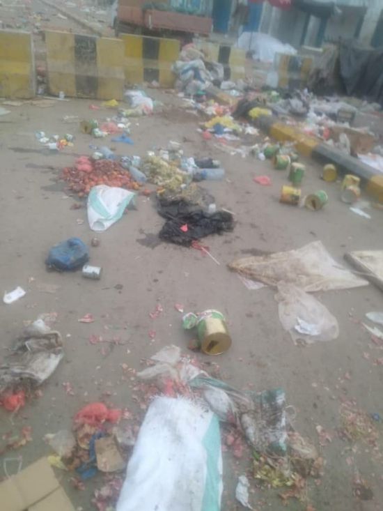 عمال النظافة يحتجون بإلقاء المُخلفات بشوارع زنجبار