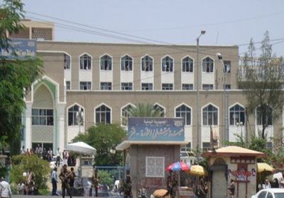 بدلا من تأمينه.. مليشيا الإخوان تعتدي على مستشفى الثورة بتعز