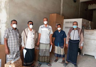 "انتقالي القطن" يسلم مساعدات إماراتية لمركز العزل الصحي