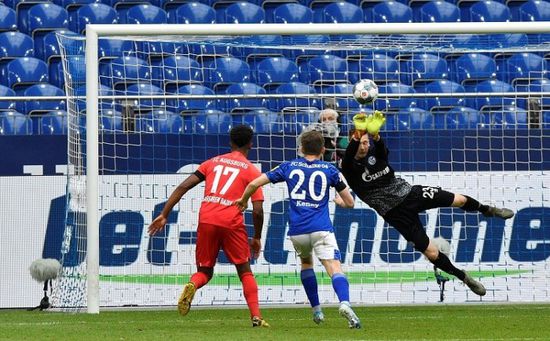 شالكه يواصل كبواته في البوندسليجا ويخسر على ملعبه أمام أوجسبورج