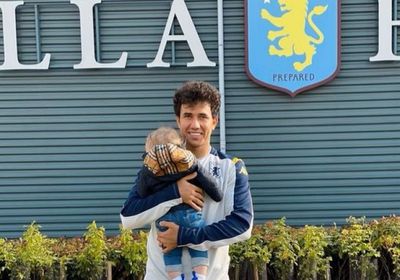 تريزيجيه يحتفل بعيد الفطر رفقة مولوده في مقر أستون فيلا