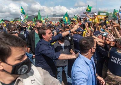  رغم تفشي كورونا..الرئيس البرازيلي ينضم لمظاهرة مؤيدة له