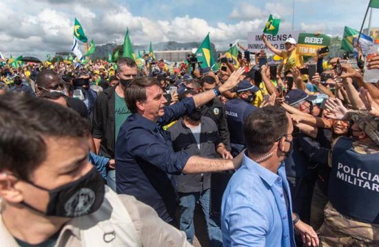  رغم تفشي كورونا..الرئيس البرازيلي ينضم لمظاهرة مؤيدة له