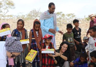 بعيد الفطر.. "خليفة الإنسانية" توزع هدايا على أطفال سقطرى (صور)