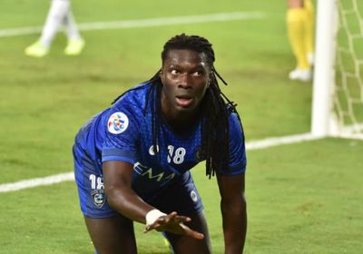 الهلال السعودي يمدد عقد مهاجمه موسمًا إضافيًا