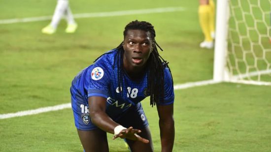 الهلال السعودي يمدد عقد مهاجمه موسمًا إضافيًا