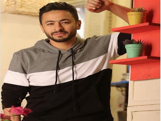 حمادة هلال يحتفل بتخطي كليب "جمالها" مليون مشاهدة