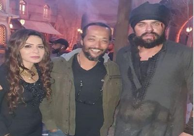 نجلاء بدر بصحبة أحمد صلاح حسني بكواليس المشهد الأخير في "الفتوة"