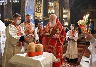  أسقف روماني يعيد قداس عيد الفصح الأرثوذكسي لمن منعته كورونا