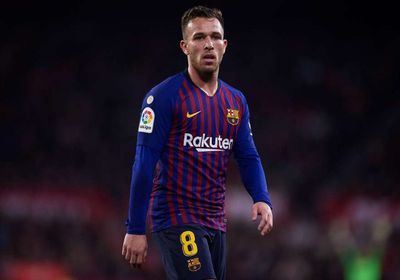 آرثر يتسمك بالبقاء في برشلونة