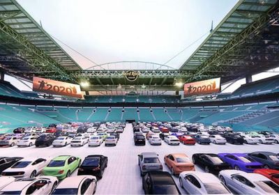 بالتفاصيل..ملعب كرة قدم أمريكي يتحول إلى أكبر ساحة لسينما السيارات