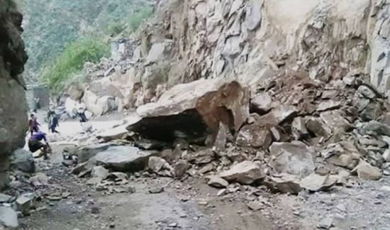 للمرة الثانية.. انهيارات صخرية تغلق طريق "تعز - عدن"