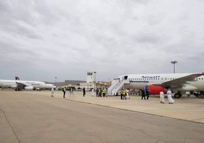 بالصور.. وصول أول دفعة من العالقين إلى مطار سيئون