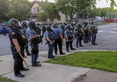 حاكم ولاية مينيسوتا يستعين بالحرس الوطني لفض الشغب