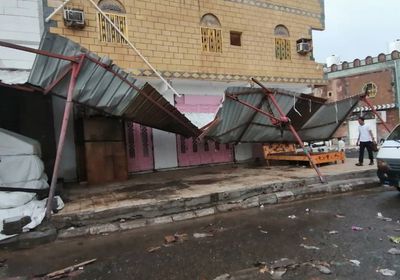 بالصور.. الرياح تقتلع واجهات محال في الحبيلين