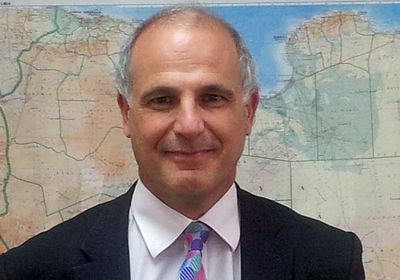 سفير بريطانيا: هناك مستفيدون من اقتصاد الحرب باليمن