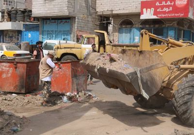 بحملة موسعة.. انتقالي التواهي يُنظف الأحياء (صور)