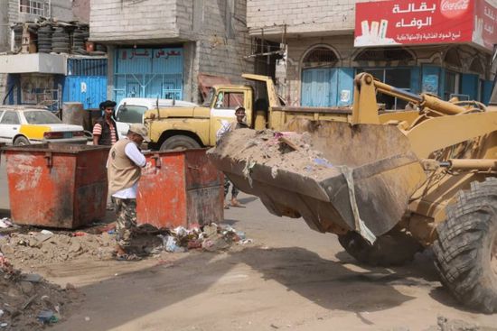 بحملة موسعة.. انتقالي التواهي يُنظف الأحياء (صور)