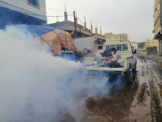 بالصور.. مبادرة شبابية لمكافحة البعوض في الحبيلين