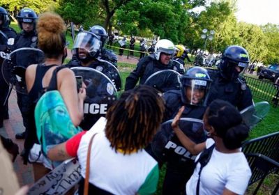 عاجل ..اشتباكات بين الشرطة والمحتجين بمحيط البيت الأبيض