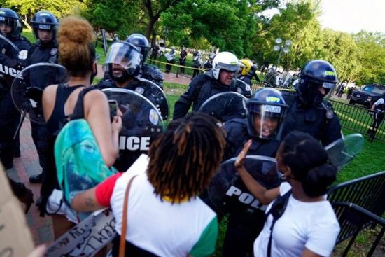 عاجل ..اشتباكات بين الشرطة والمحتجين بمحيط البيت الأبيض