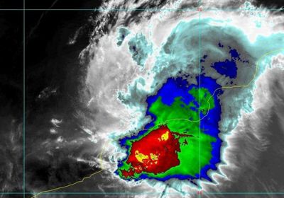 رياح عاصفة وأمطار رعدية بمديريات المهرة (صور)