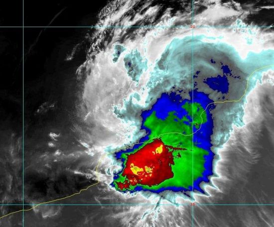 رياح عاصفة وأمطار رعدية بمديريات المهرة (صور)