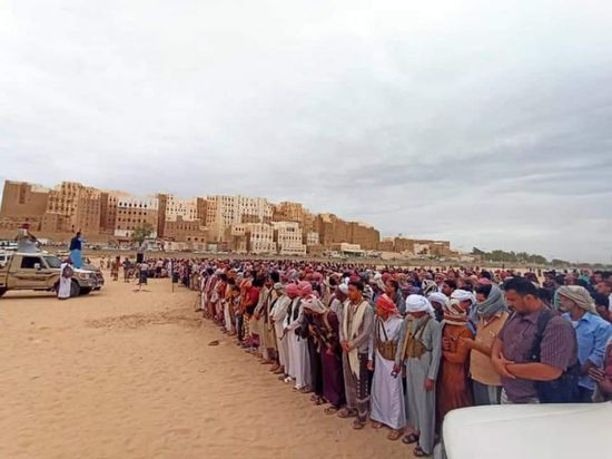 بالصور.. تشييع جثمان مدير أمن شبام ومرافقيه